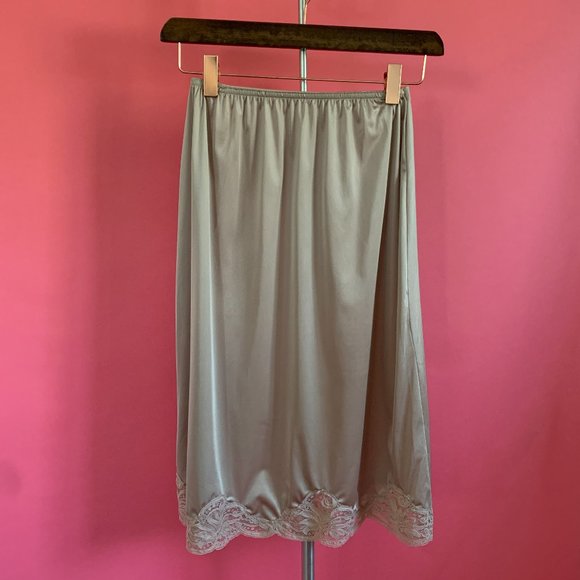Vintage Other - 🌈4/$20🌈Vintage ILGWU ""Wonder Maid"" Light Beige Lace Trim Midi Slip Skirt S